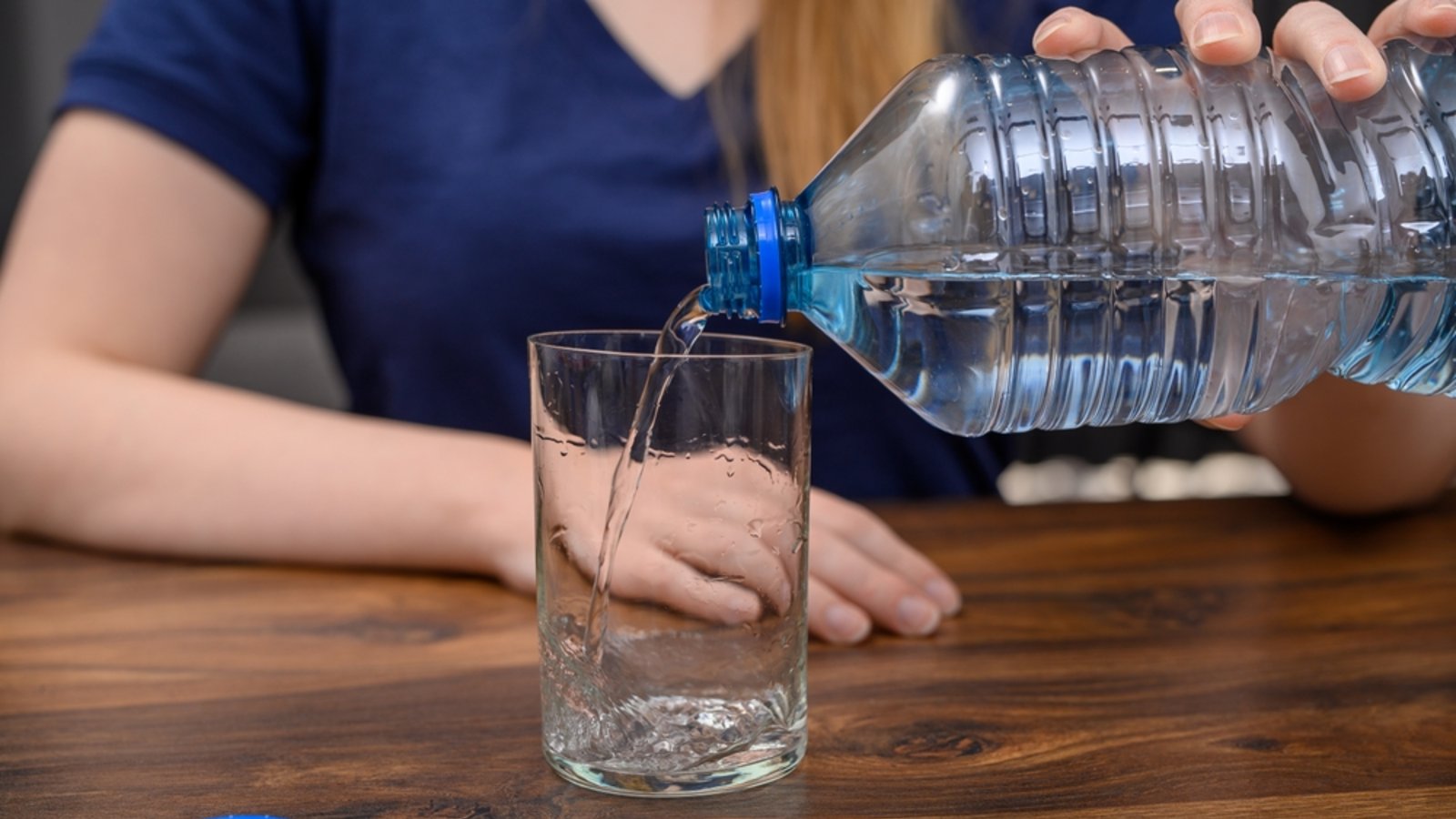 Wegen Keimbelastung ruft Roxane GmbH bundesweit Mineralwasser von Gut & Günstig und Naturalis zurück. Diese Sorten sind betroffen.Foto: PawelKacperek / Shutterstock.com