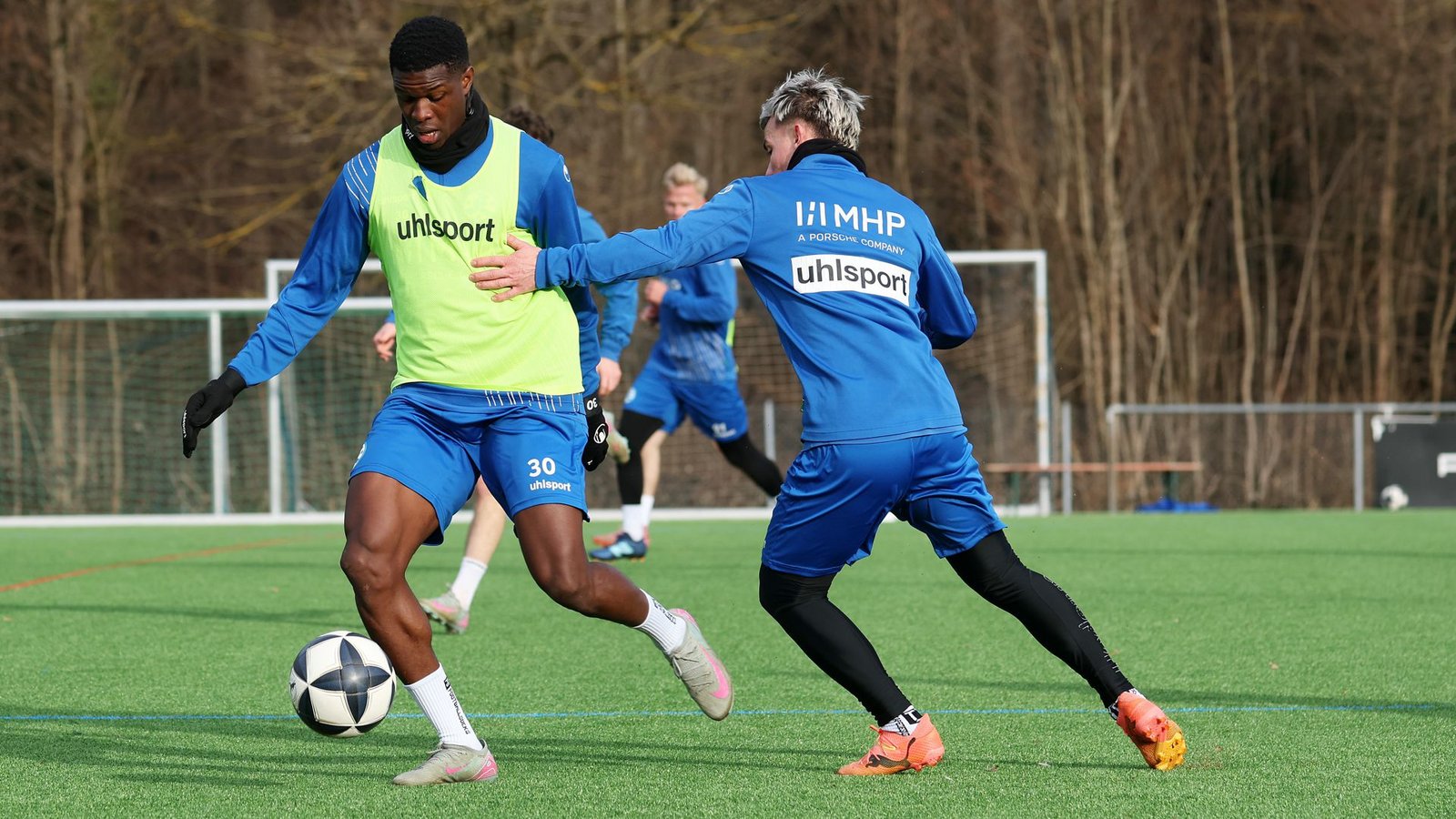 Abdouille Mboob im Zweikampf mit Christian Mauersberger.Foto: Baumann/Julia Rahn Abdouille Mboob im Zweikampf mit Christian Mauersberger.Foto: Baumann/Julia Rahn