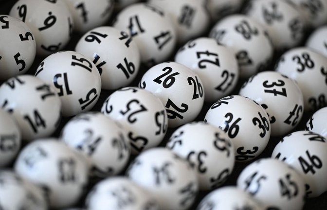 Der Mann hat den Haupt-Jackpot nur um eine Zahl haarscharf verfehlt. (Symbolbild)<span class='image-autor'>Foto: Arne Dedert/dpa</span>