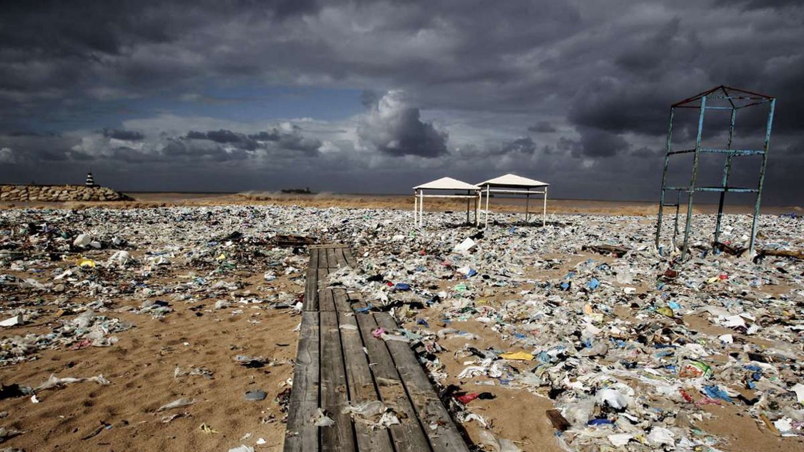 Umweltverschmutzung: Viele Ökosysteme an Land, an Küsten, im Süßwasser und im Meer befinden sich derzeit „nahe oder jenseits“ der Grenze ihrer Fähigkeit, sich an Umweltveränderungen wie die Erderwärmung anzupassen, schreiben die Autoren des neuen IPCC-Berichts (Bild: Plastikmüll liegt an einem Strand am Mittelmeer nördlich von Beirut. Der Müll wurde durch stark windiges Wetter hier angeschwemmt).Foto: Marwan Naamani/dpa Umweltverschmutzung: Viele Ökosysteme an Land, an Küsten, im Süßwasser und im Meer befinden sich derzeit „nahe oder jenseits“ der Grenze ihrer Fähigkeit, sich an Umweltveränderungen wie die Erderwärmung anzupassen, schreiben die Autoren des neuen IPCC-Berichts (Bild: Plastikmüll liegt an einem Strand am Mittelmeer nördlich von Beirut. Der Müll wurde durch stark windiges Wetter hier angeschwemmt).Foto: Marwan Naamani/dpa
