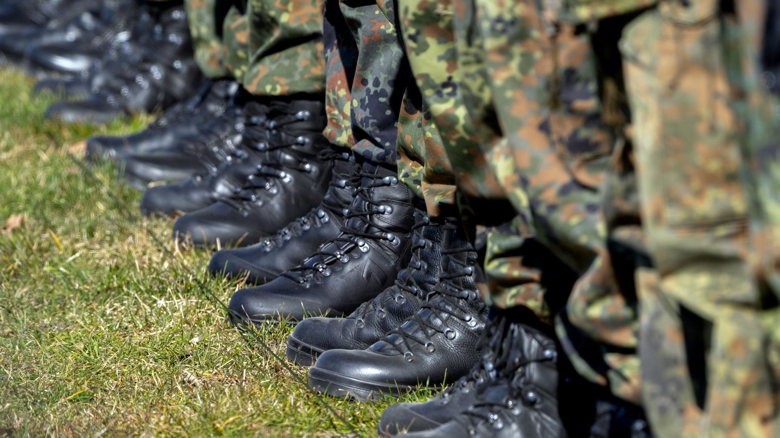 Wer muss zum Dienst, wenn die Freiwilligen nicht reichen – und entscheidet am Ende der Zufall? Das steht noch immer nicht fest.Foto: Soeren Stache/dpa Wer muss zum Dienst, wenn die Freiwilligen nicht reichen – und entscheidet am Ende der Zufall? Das steht noch immer nicht fest.Foto: Soeren Stache/dpa