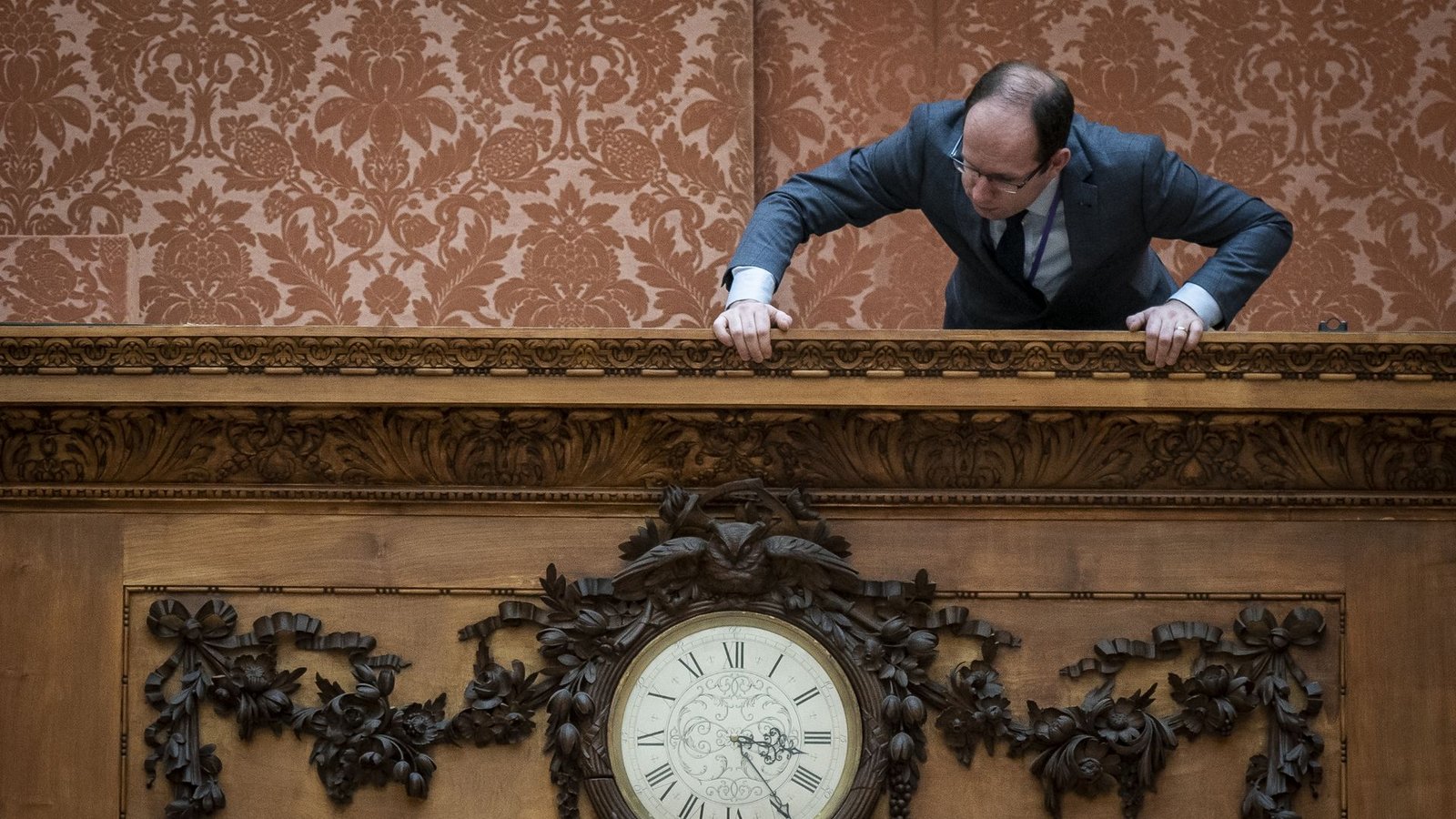Tjeerd Bakker, leitender Uhrenkonservator im Buckingham Palast, überprüft die Zeit auf einer historischen Wanduhr aus dem 19. Jahrhundert. An diesem Wochenende geht es zurück in die Sommerzeit.Foto: Aaron Chown/PA Wire/dpa