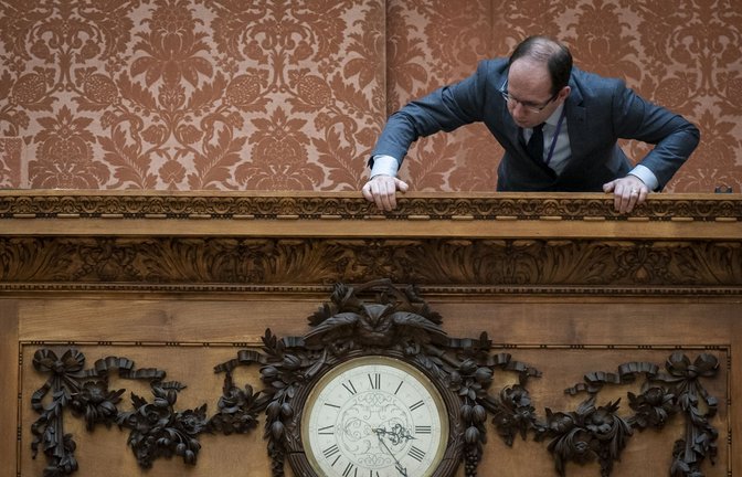 Tjeerd Bakker, leitender Uhrenkonservator im Buckingham Palast, überprüft die Zeit auf einer historischen Wanduhr aus dem 19. Jahrhundert. An diesem Wochenende geht es zurück in die Sommerzeit.<span class='image-autor'>Foto: Aaron Chown/PA Wire/dpa</span>