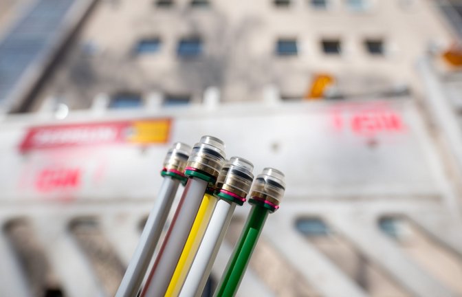 Glasfaser-Kabel an einem Berliner Wohnhaus.<span class='image-autor'>Foto: Sebastian Gollnow/dpa</span>