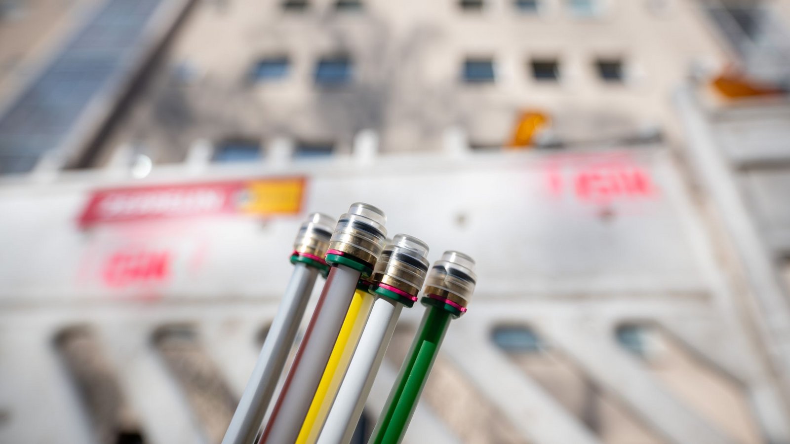 Glasfaser-Kabel an einem Berliner Wohnhaus.Foto: Sebastian Gollnow/dpa