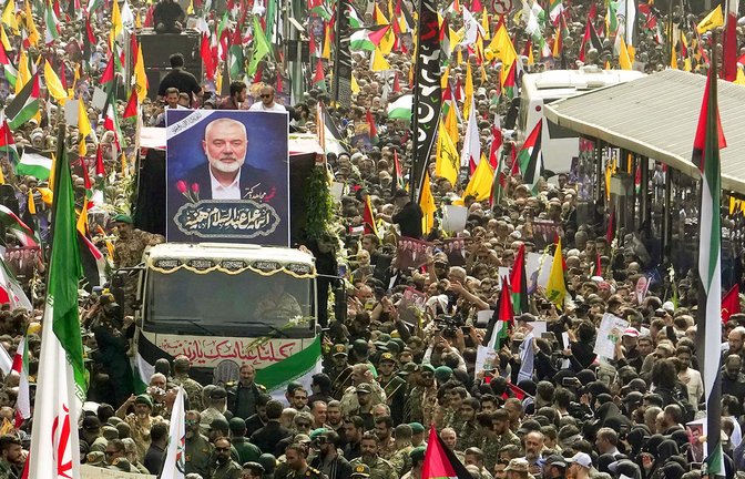 Tausende nahmen an der staatlich organisierten Trauerfeier für Isamil Hanija in Teheran teil.<span class='image-autor'>Foto: dpa/Vahid Salemi</span>