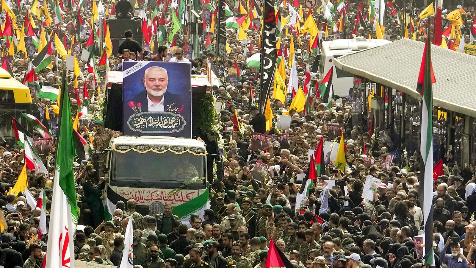 Tausende nahmen an der staatlich organisierten Trauerfeier für Isamil Hanija in Teheran teil.Foto: dpa/Vahid Salemi