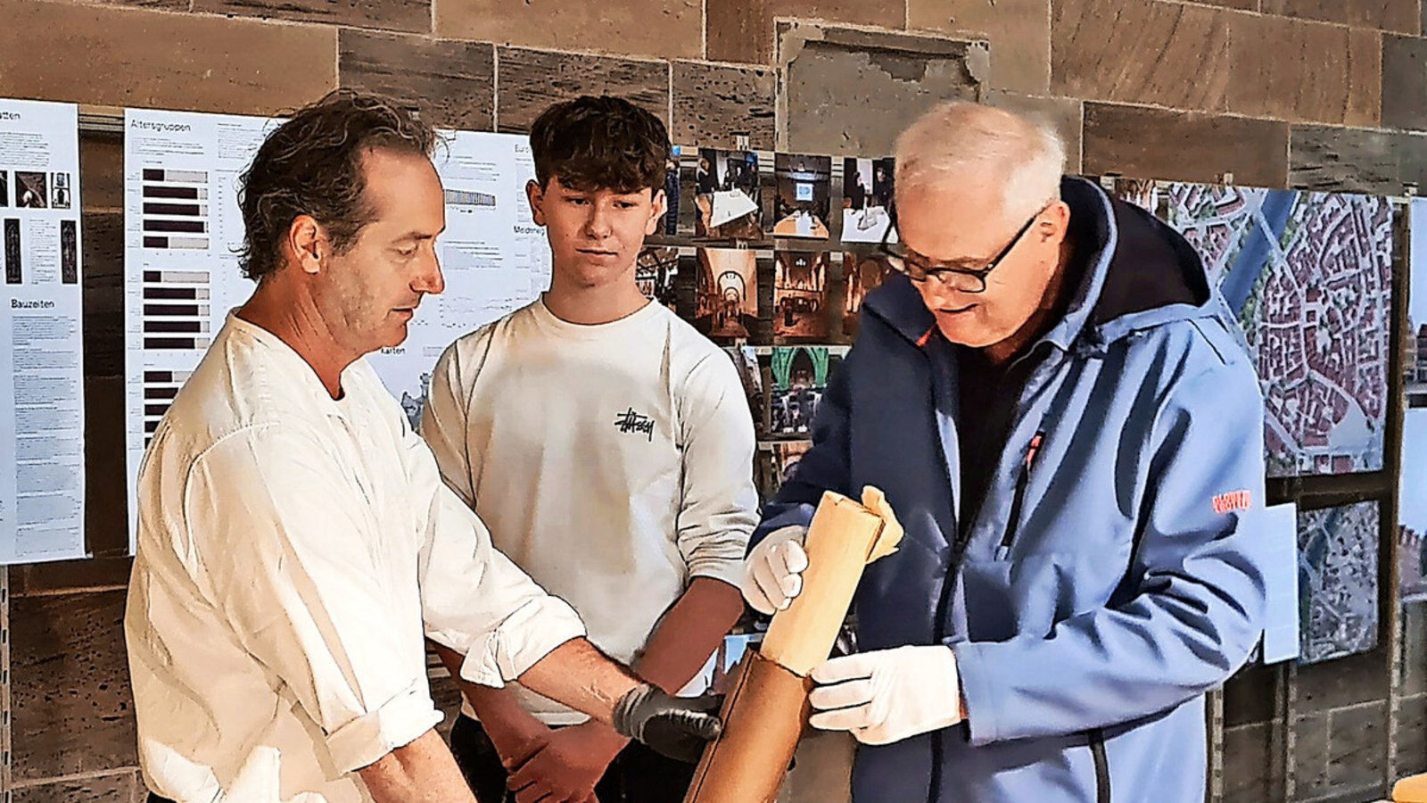 Die Entdeckung der Zeitkapseln in Bad Cannstatt – Dekan Eckart Schultz-Berg (re.) begutachtet den Inhalt.Foto: Sebastian Steegmüller