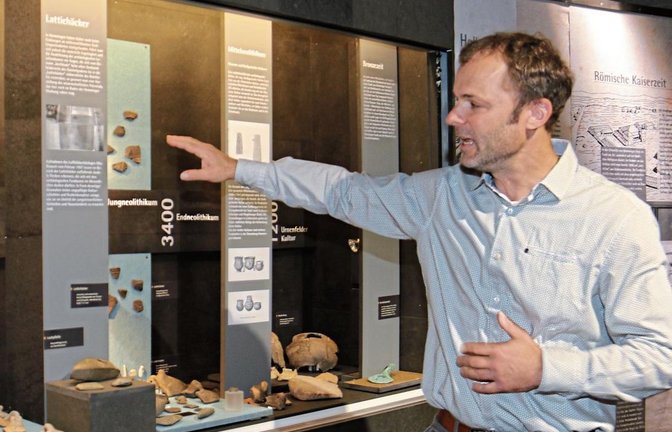 Dr. Christian Bollacher, Gebietsreferent Archäologische Denkmalpflege, erklärt die Funde aus der Steinzeit.  Fotos: Rücker
