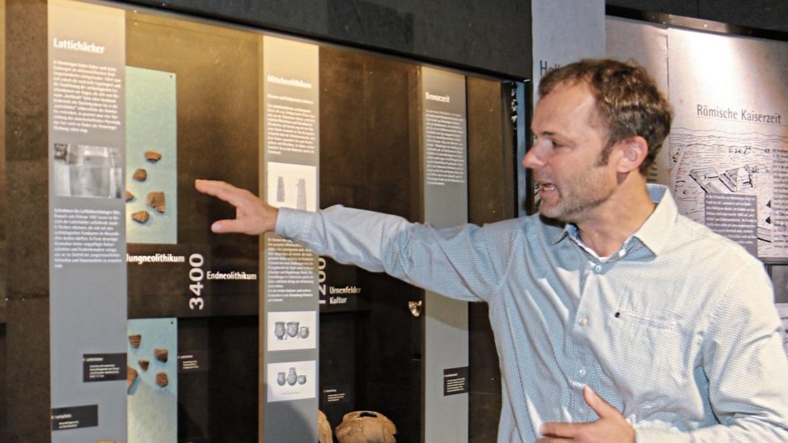 Dr. Christian Bollacher, Gebietsreferent Archäologische Denkmalpflege, erklärt die Funde aus der Steinzeit.  Fotos: Rücker