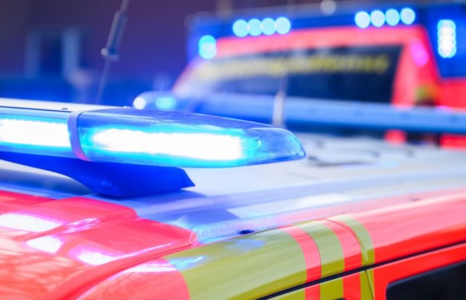Bei einem Auffahrunfall an einer Ampel wurden zwei Personen schwer verletzt.<span class='image-autor'>Julian Stratenschulte/dpa</span>