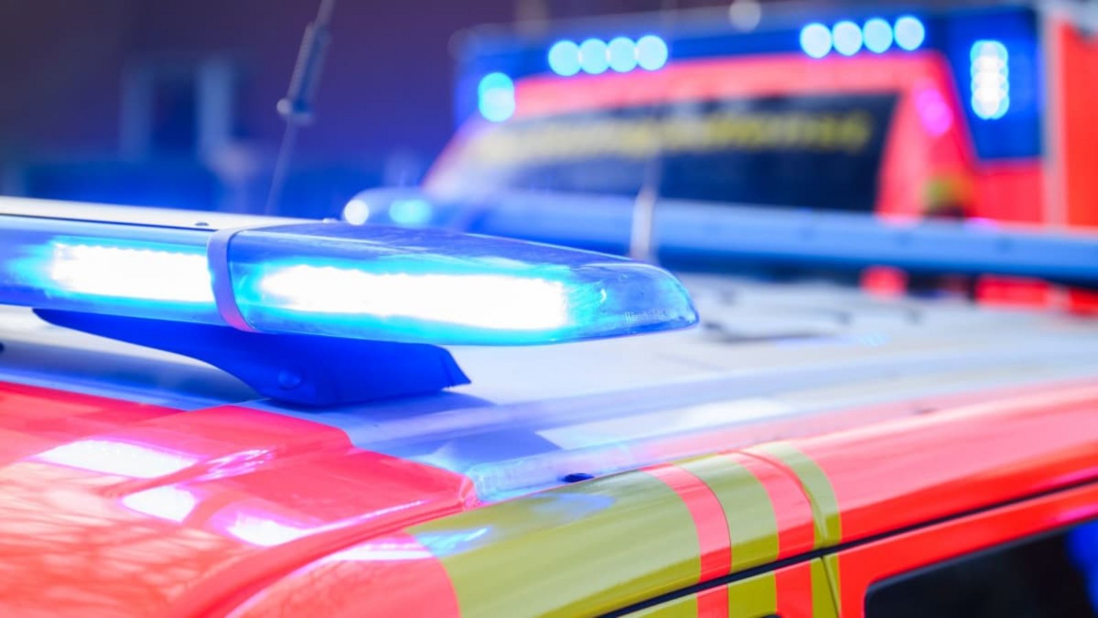 Bei einem Auffahrunfall an einer Ampel wurden zwei Personen schwer verletzt.Julian Stratenschulte/dpa Bei einem Auffahrunfall an einer Ampel wurden zwei Personen schwer verletzt.Julian Stratenschulte/dpa