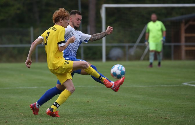 Für den TSV Ensingen (links Kevin Steinl) kam das Pokalaus bereits am Samstag. <span class='image-autor'>Foto: Küppers</span>