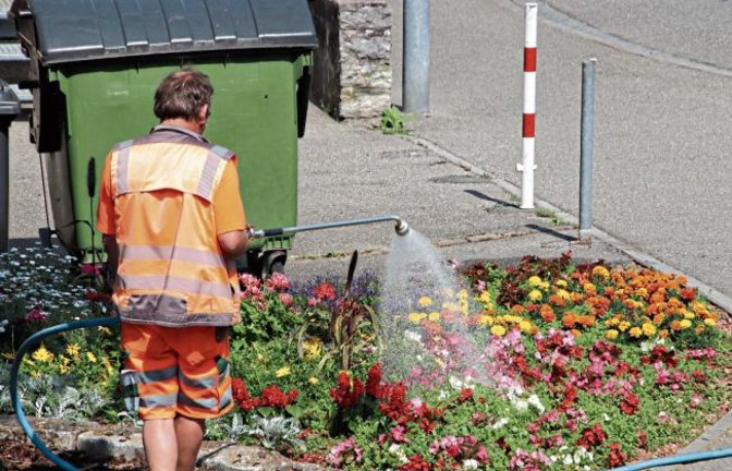 Eine Dusche gefällig? Auch die Vaihinger Grünanlagen haben Durst.  Foto: Arning