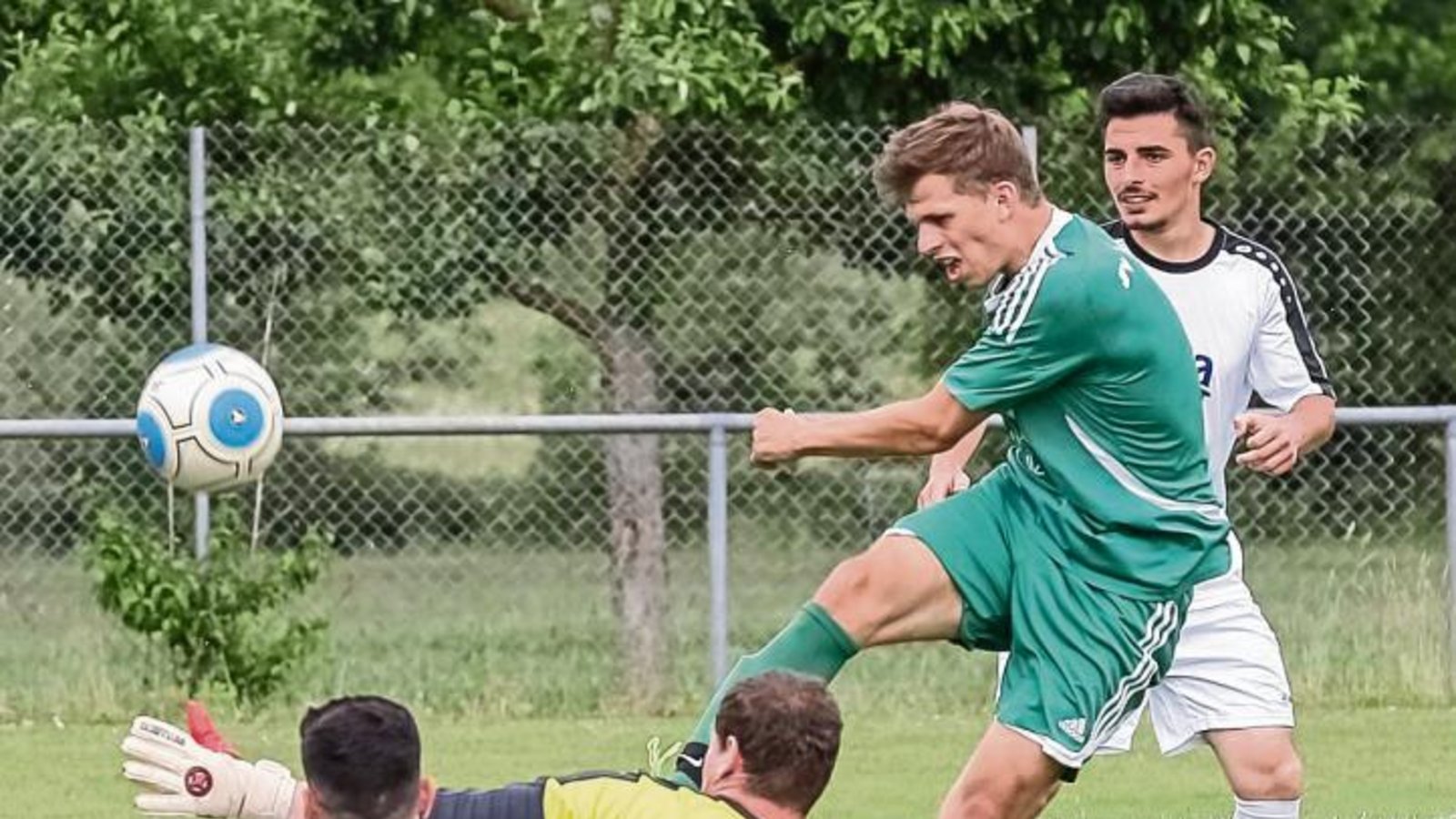 Die Sersheimer Gabriel Arslan und Torwart Tobias Marterer (von links) sind bei Joshua Strassers Schuss bereits geschlagen. Burhan Kilinc (rechts) bleibt nur Zuschauerrolle. Foto: Simecek Die Sersheimer Gabriel Arslan und Torwart Tobias Marterer (von links) sind bei Joshua Strassers Schuss bereits geschlagen. Burhan Kilinc (rechts) bleibt nur Zuschauerrolle. Foto: Simecek