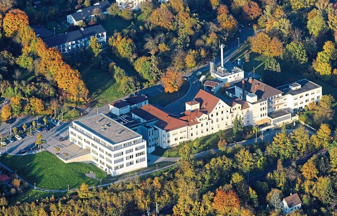 Das Panorama-Gesundheitszentrum (links) soll um einen Zwillingsbau auf der Freifläche erweitert werden. Darin soll auch auf einer Etage die Belegklinik untergebracht werden. Mit der Evangelischen Heimstiftung soll eine Pflegeeinrichtung gefunden werden, außerdem soll eine private Klinik für seelische Gesundheit entstehen. Foto: Kuhnle