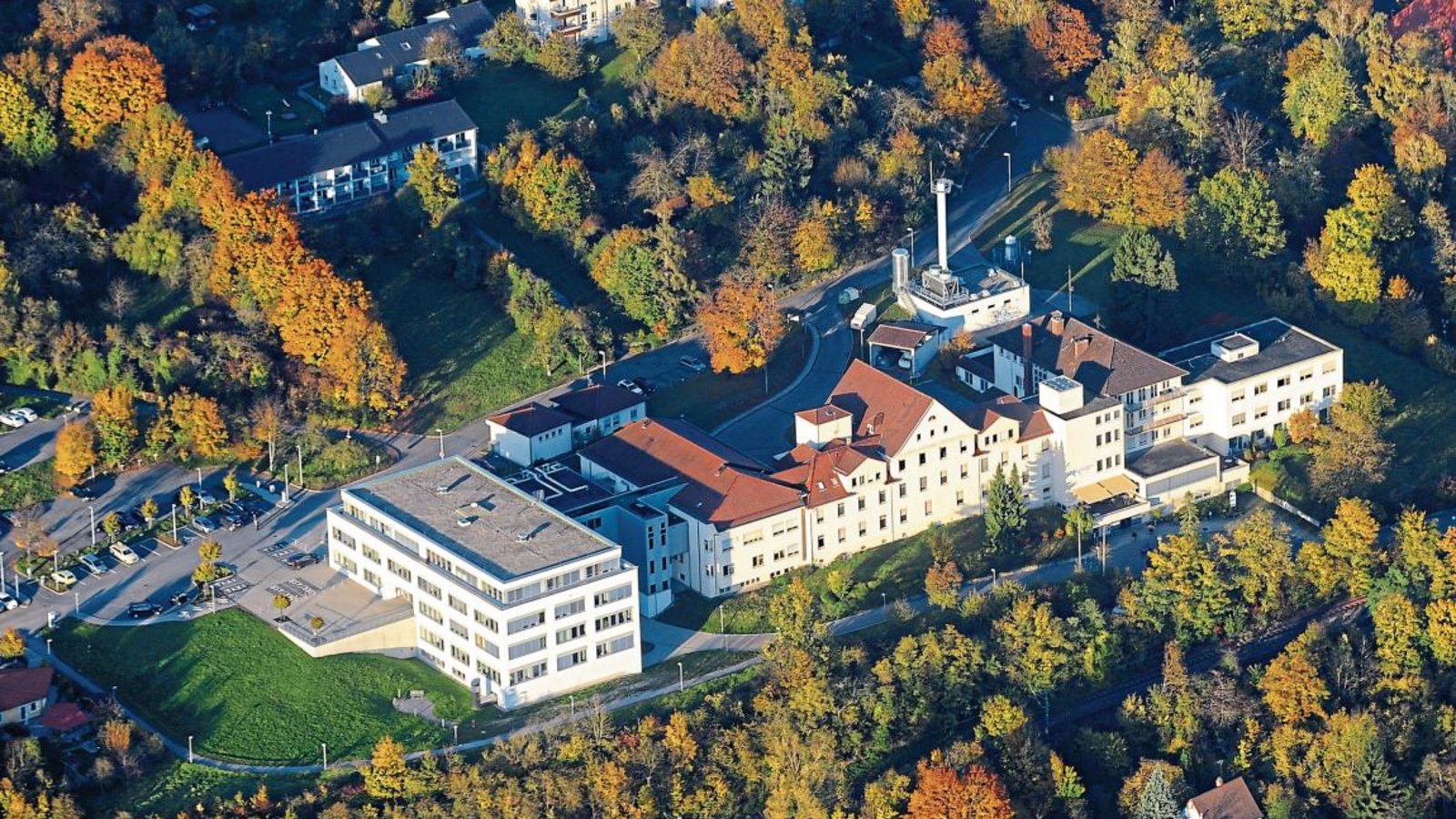 Das Panorama-Gesundheitszentrum (links) soll um einen Zwillingsbau auf der Freifläche erweitert werden. Darin soll auch auf einer Etage die Belegklinik untergebracht werden. Mit der Evangelischen Heimstiftung soll eine Pflegeeinrichtung gefunden werden, außerdem soll eine private Klinik für seelische Gesundheit entstehen. Foto: Kuhnle Das Panorama-Gesundheitszentrum (links) soll um einen Zwillingsbau auf der Freifläche erweitert werden. Darin soll auch auf einer Etage die Belegklinik untergebracht werden. Mit der Evangelischen Heimstiftung soll eine Pflegeeinrichtung gefunden werden, außerdem soll eine private Klinik für seelische Gesundheit entstehen. Foto: Kuhnle