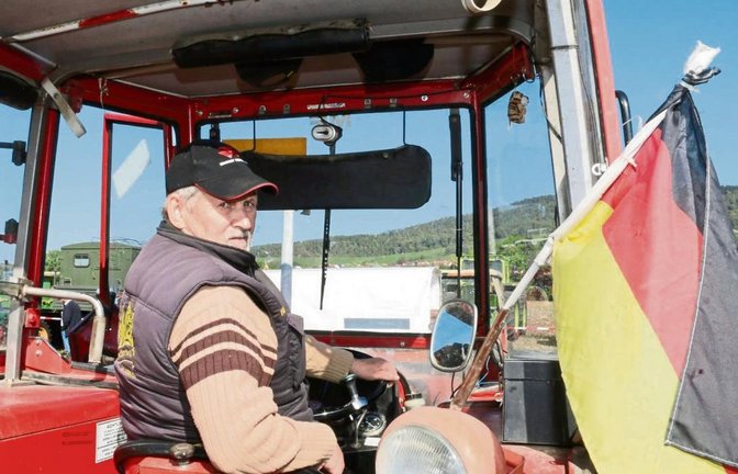 Heiner Schneider aus Walheim ist mit dem Massey Ferguson da.
