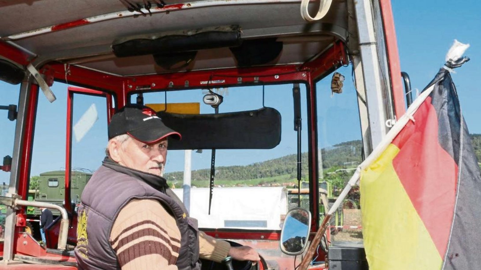 Heiner Schneider aus Walheim ist mit dem Massey Ferguson da. Heiner Schneider aus Walheim ist mit dem Massey Ferguson da.