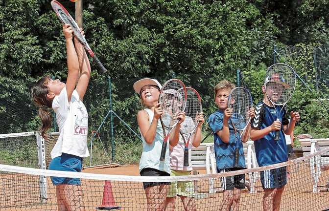 Beim Lenkradtennis halten die Kinder den Schläger in beiden Händen und versuchen, den Ball zielgerichtet zurückprallen zu lassen. Foto: Küppers