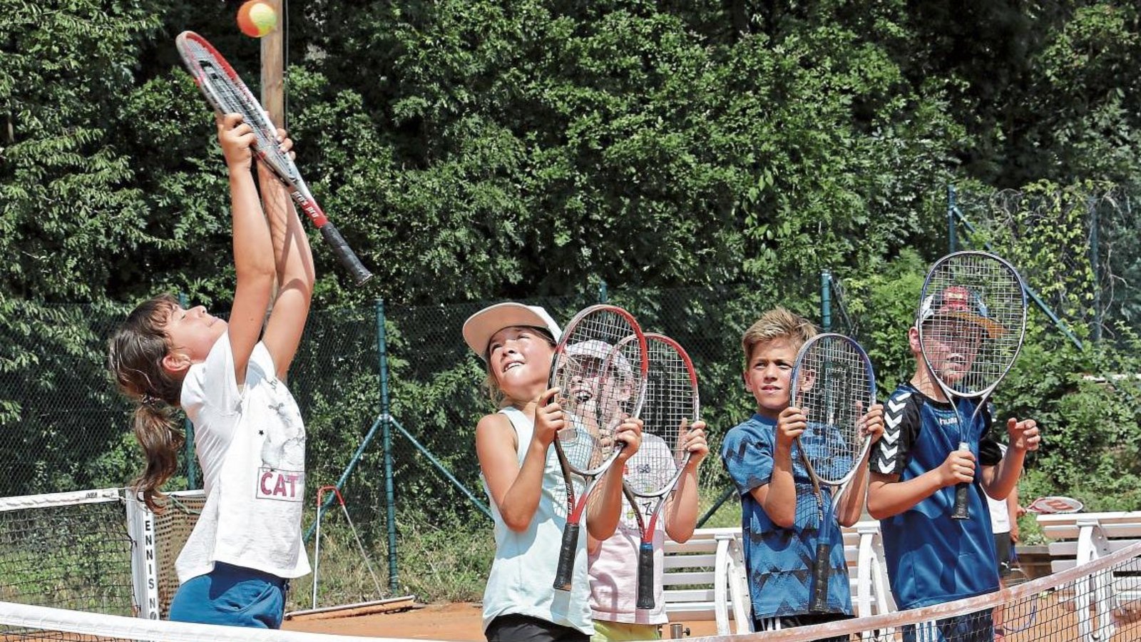 Beim Lenkradtennis halten die Kinder den Schläger in beiden Händen und versuchen, den Ball zielgerichtet zurückprallen zu lassen. Foto: Küppers
