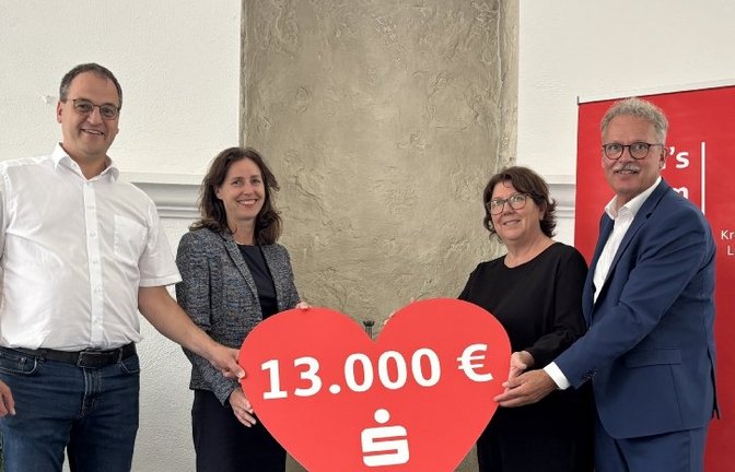 Albrecht Dautel (links) und Hildegard Gooss (2. von rechts) freuen sich über die Spende, übergeben von von Isabel Kurz und Markus Zimmermann. Foto:PKC