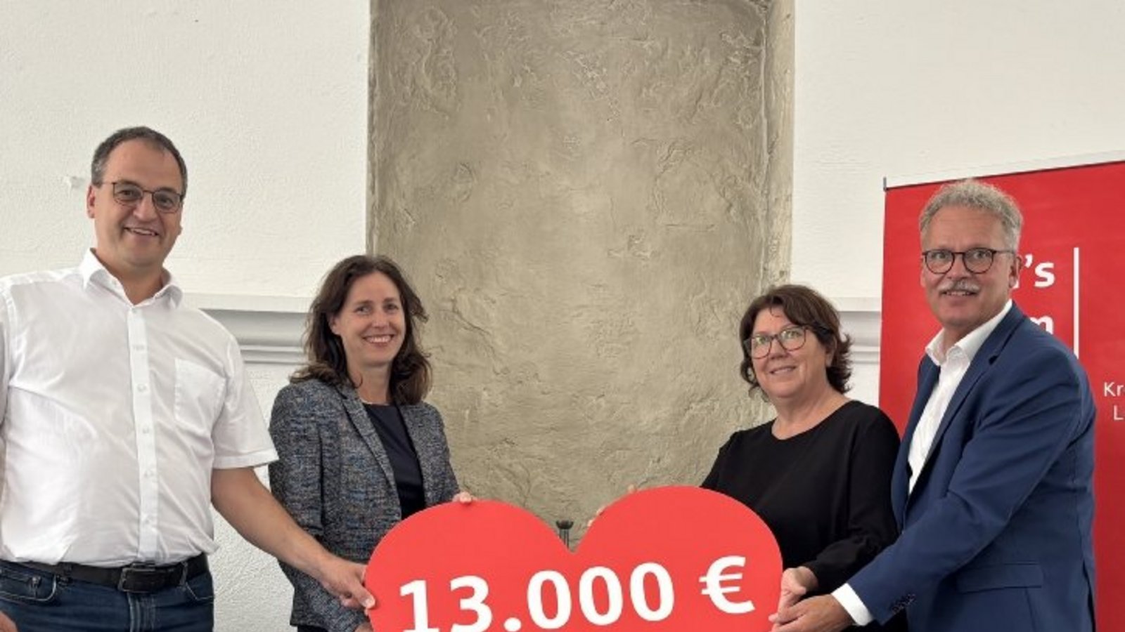 Albrecht Dautel (links) und Hildegard Gooss (2. von rechts) freuen sich über die Spende, übergeben von von Isabel Kurz und Markus Zimmermann. Foto:PKC Albrecht Dautel (links) und Hildegard Gooss (2. von rechts) freuen sich über die Spende, übergeben von von Isabel Kurz und Markus Zimmermann. Foto:PKC