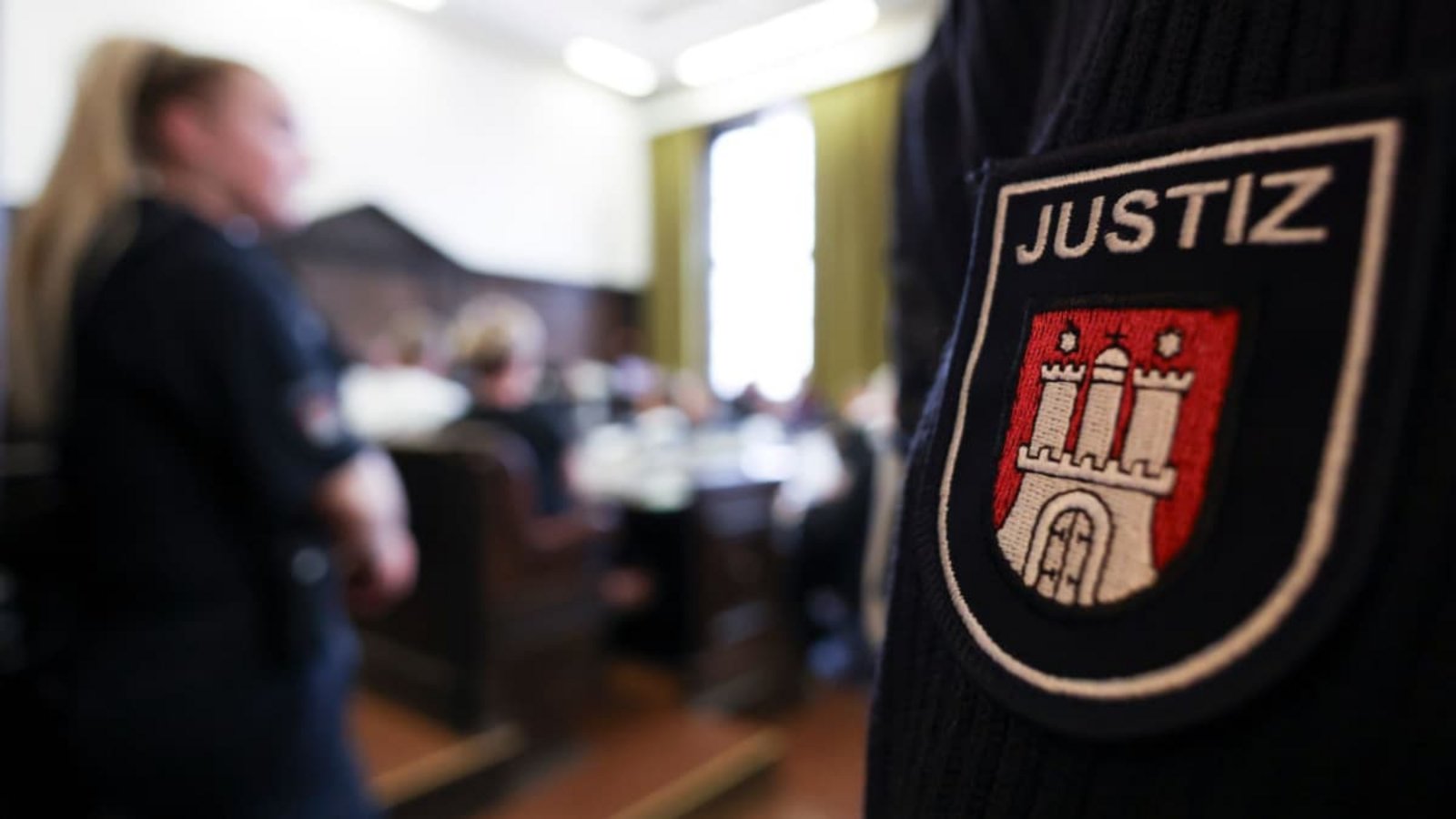 In dem Prozess gegen sieben mutmaßliche Mitglieder und einen Unterstützer der rechtsextremen Terrorgruppe „Letzte Verteidigungswelle" wurde vor dem Hanseatischen Oberlandesgericht am Mittwoch das Urteil gesprochen.Christian Charisius/dpa