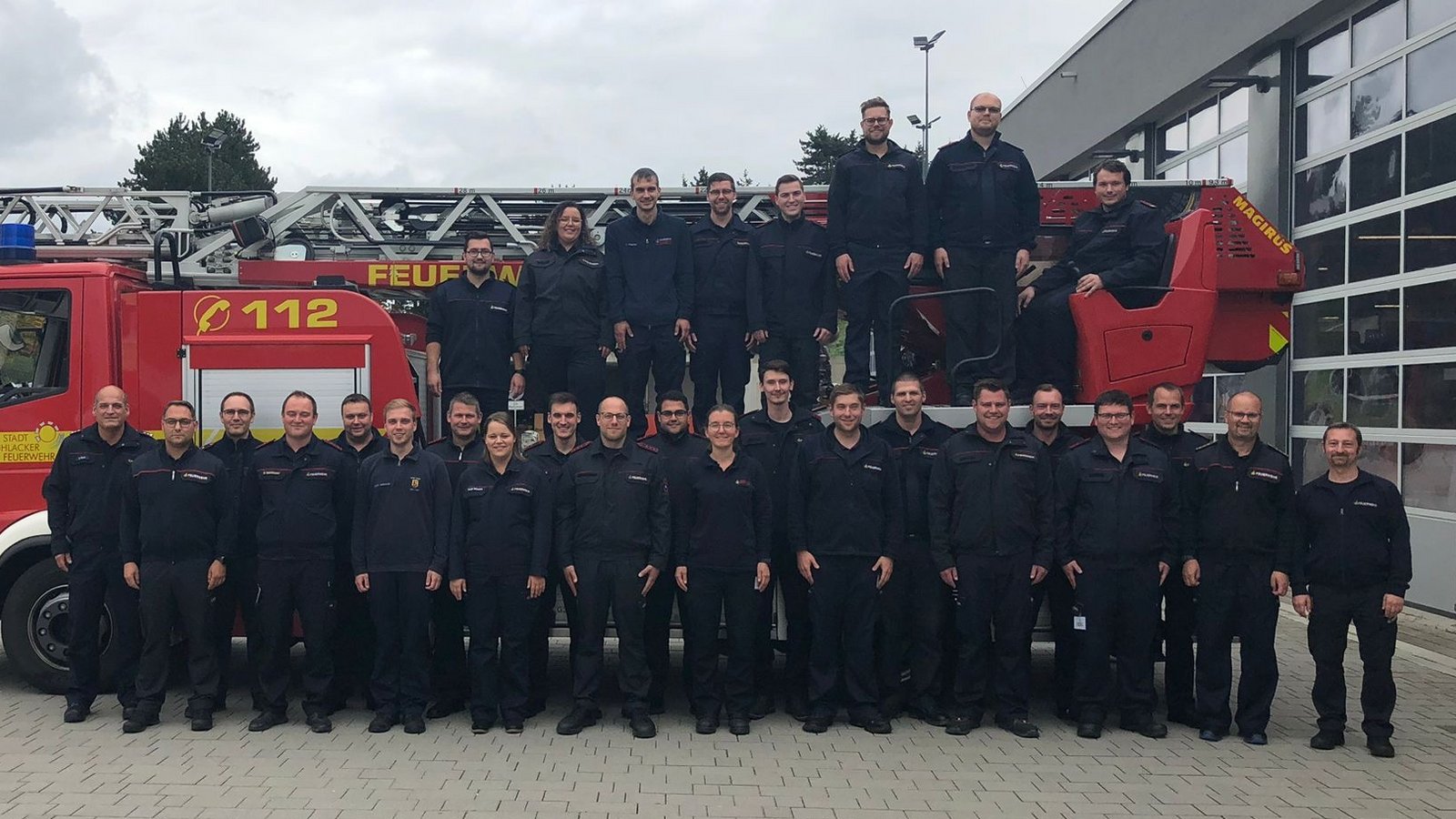 Bestanden: Die 24 Absolventen des Lehrgangs dürfen künftig als Gruppenführer in ihren Feuerwehren tätig sein. Foto: Landratsamt Enzkreis