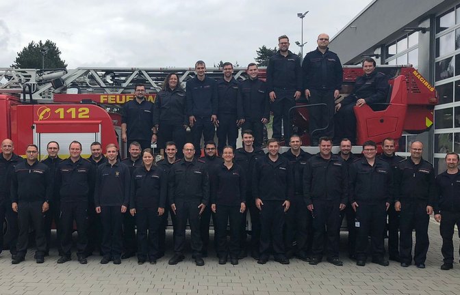 Bestanden: Die 24 Absolventen des Lehrgangs dürfen künftig als Gruppenführer in ihren Feuerwehren tätig sein. <span class='image-autor'>Foto: Landratsamt Enzkreis</span>