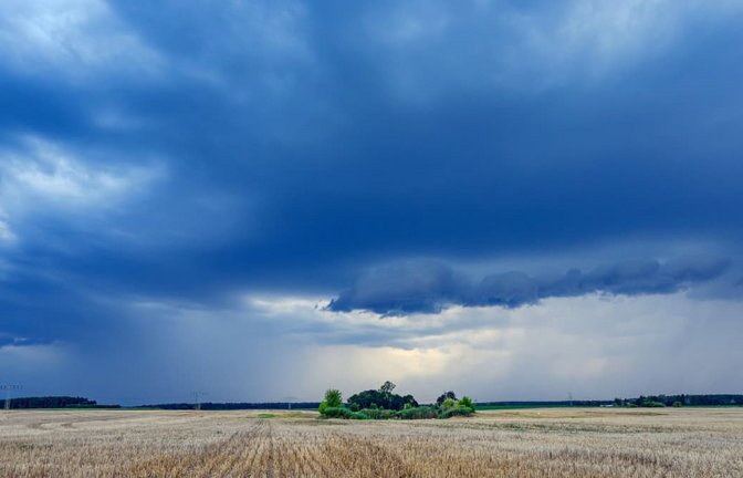 Unwetter in Regensburg: Der DWD warnt vor Starkregen bis 30 l/m², Hagel und schweren Sturmböen bis 100 km/h. So entwickelt sich das Wetter am Wochenende.<span class='image-autor'>Patrick Pleul/dpa-tmn/dpa</span>