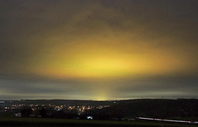 Der Himmel gab am Mittwochabend von Vaihingen aus in Blickrichtung Süden Rätsel auf, wie das Foto von Bernd Zluhan zeigt. Die spektakuläre Erscheinung hat ihren Ursprung in den Gewächshäusern der Familie Hagdorn in Hochdorf. Dort sorgen gelbe Lampen sowie rote und blaue LEDs 18 Stunden am Tag für Wohlgefühl bei den Tomaten. Möglicherweise wird das Licht je nach Wetterlage hoch oben an Eiskristallen gestreut.