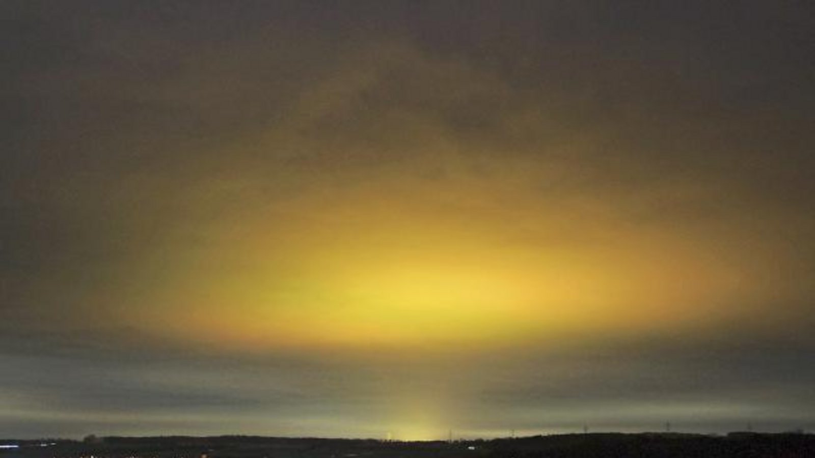 Der Himmel gab am Mittwochabend von Vaihingen aus in Blickrichtung Süden Rätsel auf, wie das Foto von Bernd Zluhan zeigt. Die spektakuläre Erscheinung hat ihren Ursprung in den Gewächshäusern der Familie Hagdorn in Hochdorf. Dort sorgen gelbe Lampen sowie rote und blaue LEDs 18 Stunden am Tag für Wohlgefühl bei den Tomaten. Möglicherweise wird das Licht je nach Wetterlage hoch oben an Eiskristallen gestreut. Der Himmel gab am Mittwochabend von Vaihingen aus in Blickrichtung Süden Rätsel auf, wie das Foto von Bernd Zluhan zeigt. Die spektakuläre Erscheinung hat ihren Ursprung in den Gewächshäusern der Familie Hagdorn in Hochdorf. Dort sorgen gelbe Lampen sowie rote und blaue LEDs 18 Stunden am Tag für Wohlgefühl bei den Tomaten. Möglicherweise wird das Licht je nach Wetterlage hoch oben an Eiskristallen gestreut.