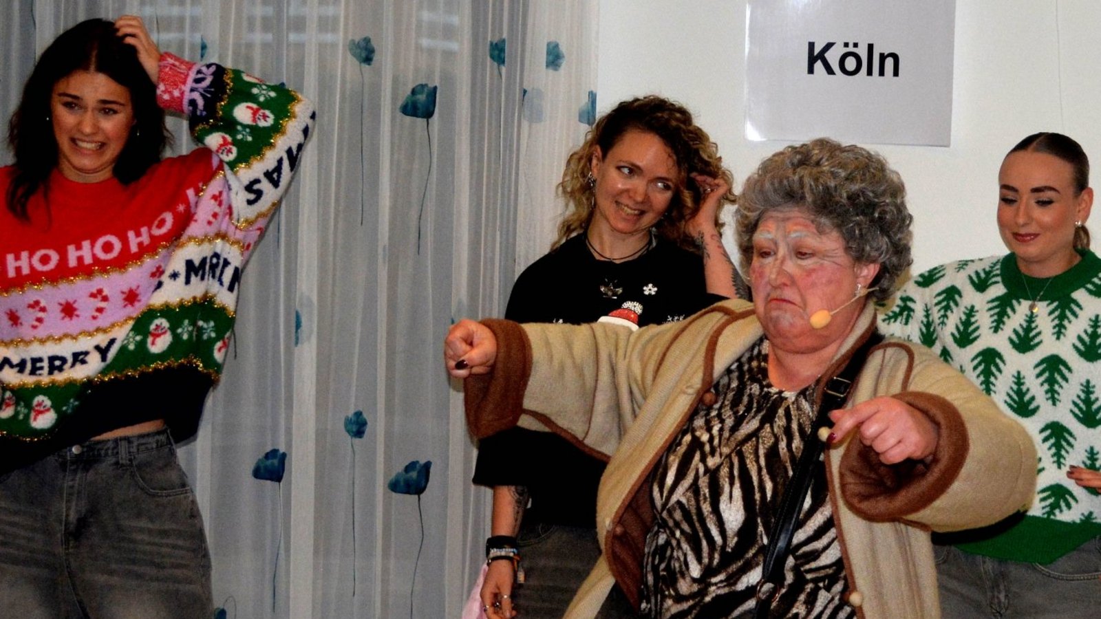 Helga alias Helene Hottenrott versucht mit mäßigem Erfolg, bei der Dance Company mitzutanzen. Foto: Stahlfeld Helga alias Helene Hottenrott versucht mit mäßigem Erfolg, bei der Dance Company mitzutanzen. Foto: Stahlfeld