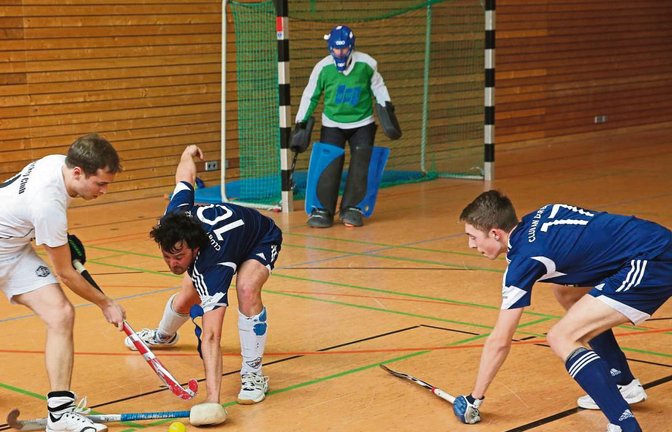 Matthias Späth und Jan-Michael Zeeb (von rechts) bemühen sich gegen Heidelberg II, den Ball von Torwart Jakob Brandauer fernzuhalten. Foto: Küppers