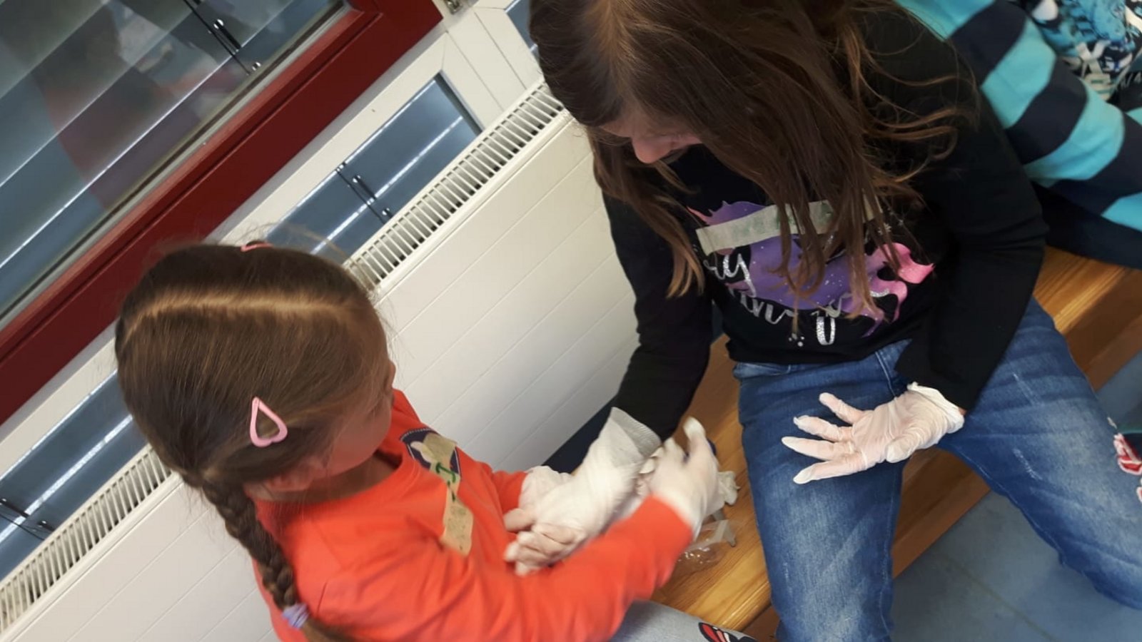 Spielerisch lernen Kinder bei den Erste-Hilfe-Kursen, wie auch sie schon helfen können, indem sie den Notruf wählen, trösten oder kleinere Verbände anlegen. Foto: Bender Spielerisch lernen Kinder bei den Erste-Hilfe-Kursen, wie auch sie schon helfen können, indem sie den Notruf wählen, trösten oder kleinere Verbände anlegen. Foto: Bender