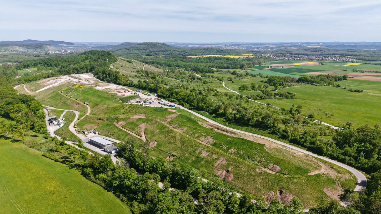 Die Deponie Hamberg soll bald abgedichtet werden. Der Enzkreis hofft auf die Erweiterung um einen sechsten Abschnitt links hinten. Foto: Küppers Die Deponie Hamberg soll bald abgedichtet werden. Der Enzkreis hofft auf die Erweiterung um einen sechsten Abschnitt links hinten. Foto: Küppers