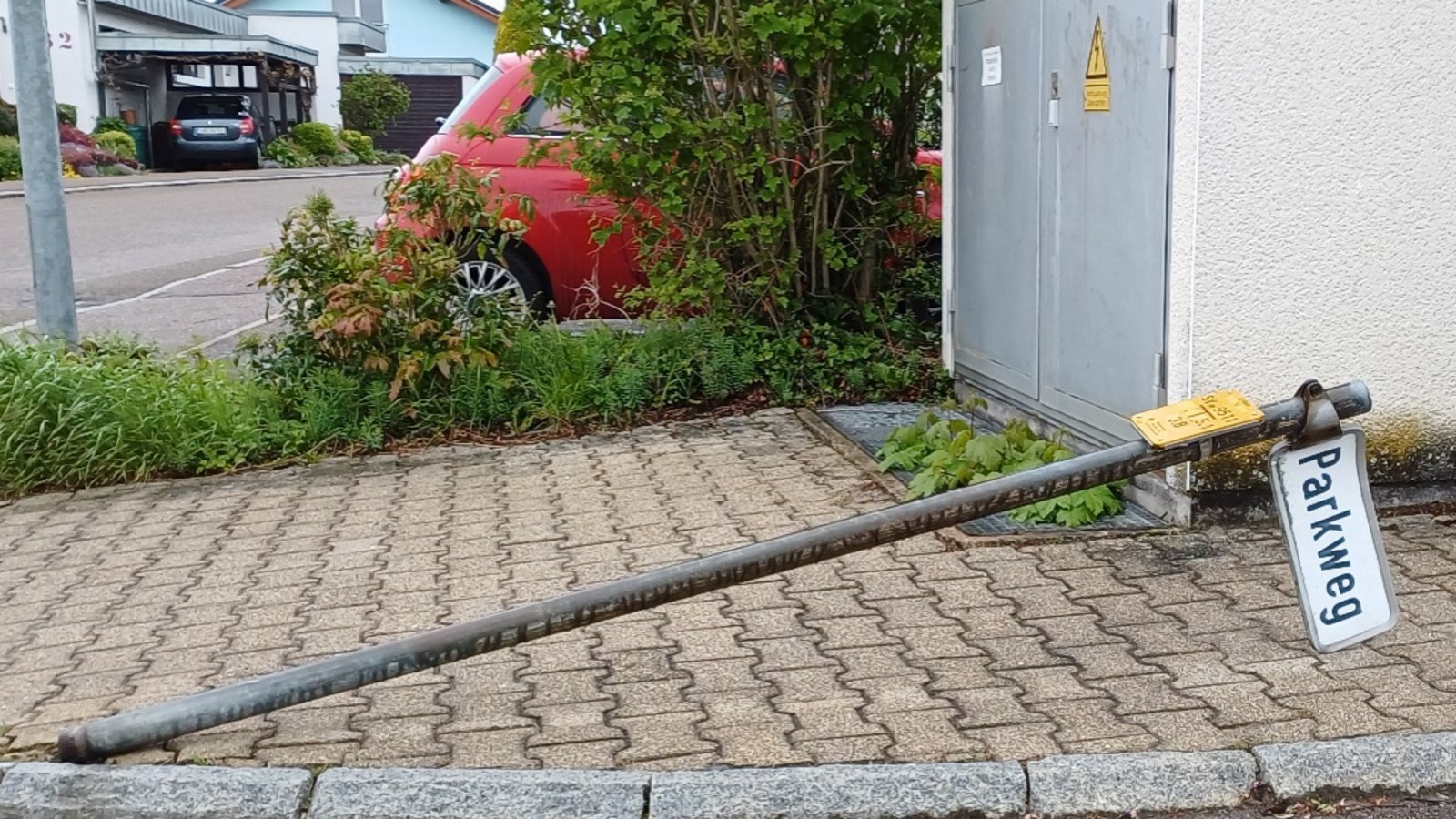 Gedanken eines Straßenschilds: „Ich bin geknickt.“  Foto: Rücker