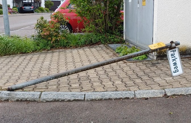 Gedanken eines Straßenschilds: „Ich bin geknickt.“  <span class='image-autor'>Foto: Rücker</span>
