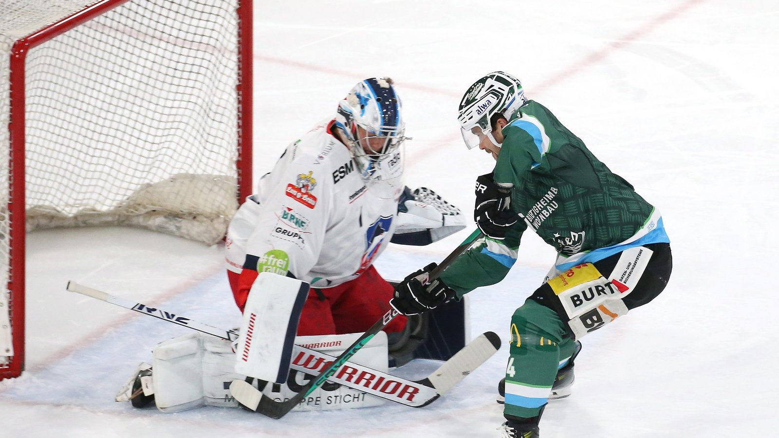 Vor Schlussmann Michael Bitzer von den Selber Wölfen ist für Brett Welychka und die Steelers Endstation. Foto: Baumann Vor Schlussmann Michael Bitzer von den Selber Wölfen ist für Brett Welychka und die Steelers Endstation. Foto: Baumann