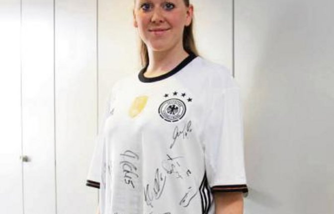 Christiane Regener hat sich auf ihrem Nationaltrikot die Unterschriften der deutschen EM-Kicker geholt. Foto: Küppers