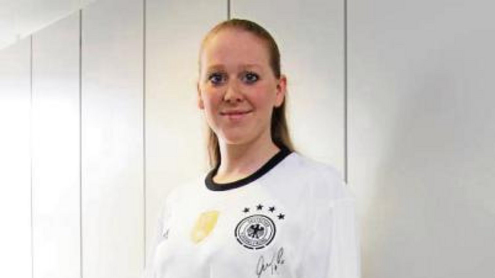 Christiane Regener hat sich auf ihrem Nationaltrikot die Unterschriften der deutschen EM-Kicker geholt. Foto: Küppers Christiane Regener hat sich auf ihrem Nationaltrikot die Unterschriften der deutschen EM-Kicker geholt. Foto: Küppers