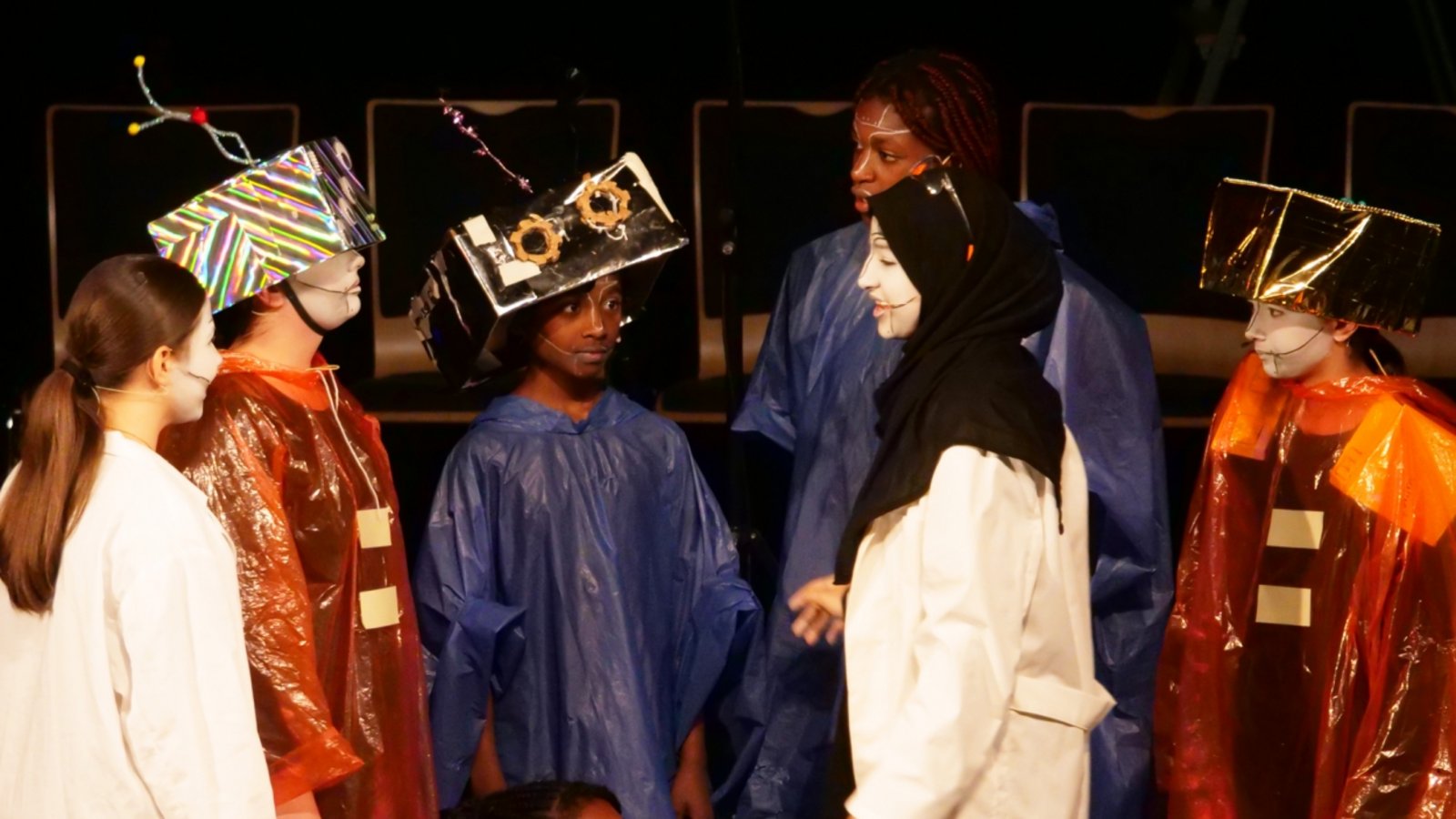 Gelungene Inszenierung: Löwenchor und Schüler der Schlossbergschule Vaihingen führen „Rock’n’Robo“ auf.  Fotos: Friedrich Gelungene Inszenierung: Löwenchor und Schüler der Schlossbergschule Vaihingen führen „Rock’n’Robo“ auf.  Fotos: Friedrich