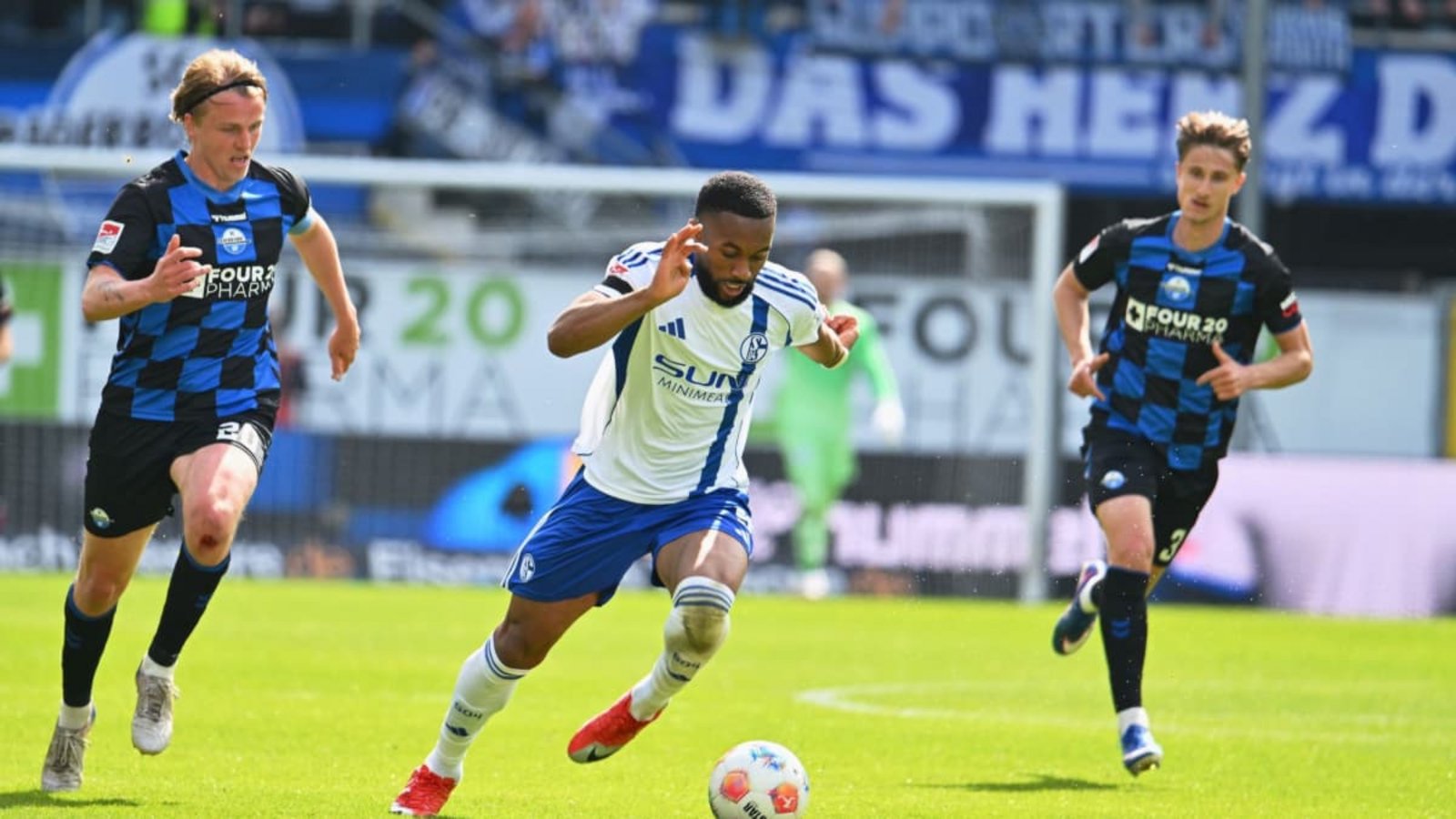 Der FC Schalke 04 trifft in einem Testspiel auf Fagiano Okayama.Swen Pförtner/dpa Der FC Schalke 04 trifft in einem Testspiel auf Fagiano Okayama.Swen Pförtner/dpa
