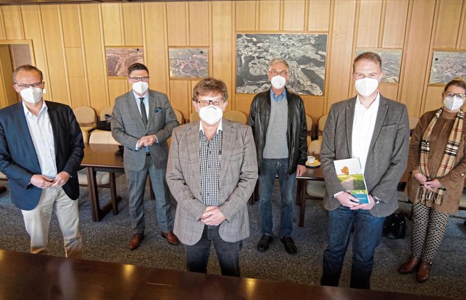 Gemeinsam setzen sie sich für eine Brennstoffzellentechnik bei der Renovierung der Lindenhalle ein (von links): Gunther Krichbaum, Stefan Kaufmann, Karlheinz Oehler, Wolfgang Hanisch, Achim Stuible und Beatrix Kopahnke.  Foto: Friedrich