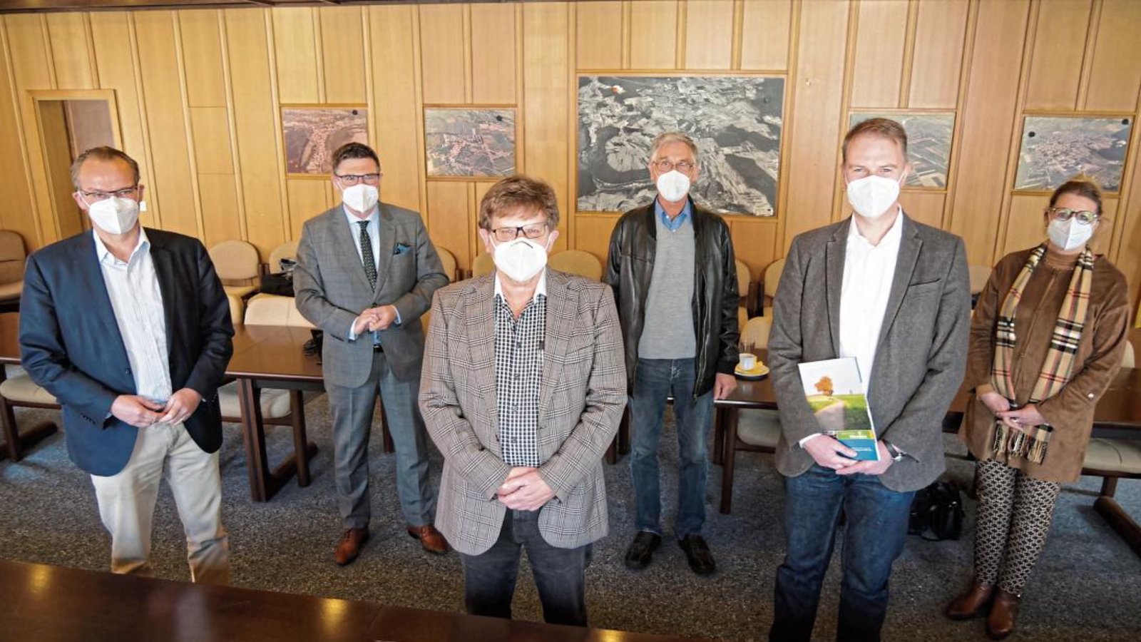 Gemeinsam setzen sie sich für eine Brennstoffzellentechnik bei der Renovierung der Lindenhalle ein (von links): Gunther Krichbaum, Stefan Kaufmann, Karlheinz Oehler, Wolfgang Hanisch, Achim Stuible und Beatrix Kopahnke.  Foto: Friedrich
