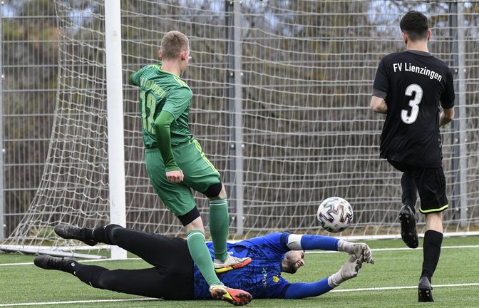 Hier scheitert Tom Jäger (links) vom SV Iptingen in einem Vorbereitungsspiel am Keeper des FV Lienzingen. Am Wochenende wird er seinem Team eventuell fehlen. <span class='image-autor'>Foto: Leitner</span>