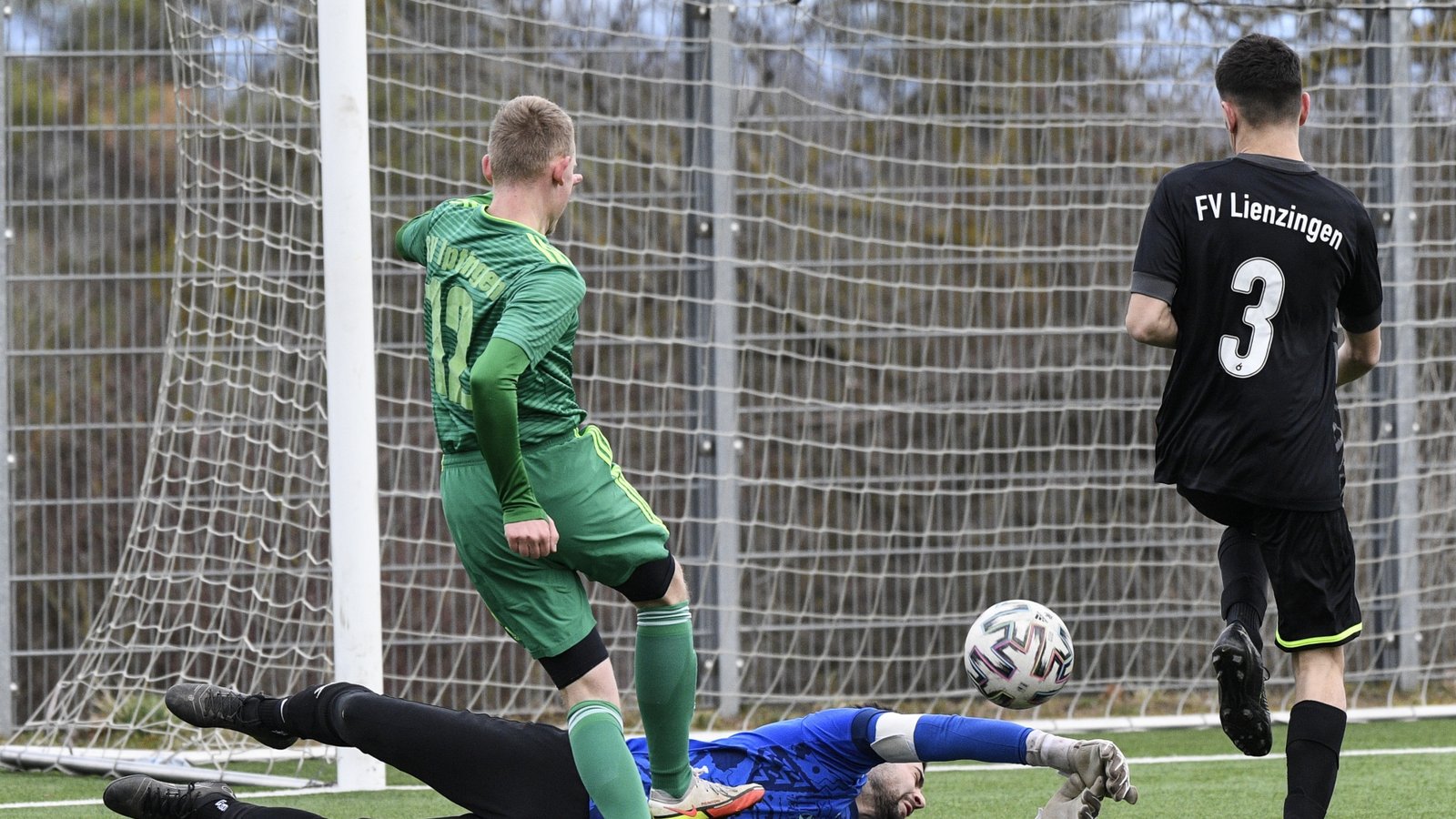 Hier scheitert Tom Jäger (links) vom SV Iptingen in einem Vorbereitungsspiel am Keeper des FV Lienzingen. Am Wochenende wird er seinem Team eventuell fehlen. Foto: Leitner