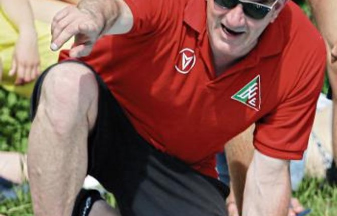 Trainer Bernd Berger gibt beim SSV Esslingen weiter die Marschroute vor.  Foto: Baumann