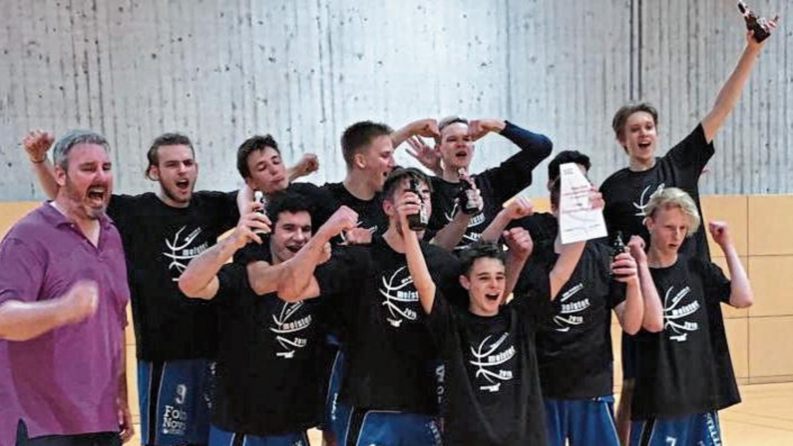 Haben mit einem Titel ihre Jugendzeit gekrönt: Die U-20-Basketballer der BSG Vaihingen/Sachsenheim mit (hinten von links) Trainer Michael Nachreiner, Josua Schmiegel, Florian Staudenmaier, Manuel Wegmann, Dirk Joachim, Emir Misiroglu und Mirko Herr sowie (vorne von links) Lennard Schurr, Tom Wagner, Friedrich Toberer, Stefan Häcker und Eric Stelse. Foto: privat